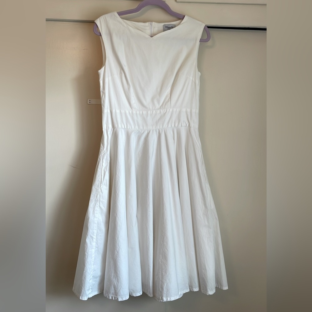 Unique Vintage Size M White with pockets! EUC